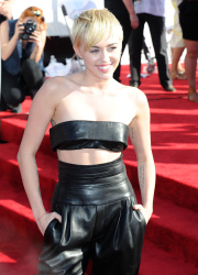 Miley Cyrus - 2014 MTV Video Music Awards in Los Angeles, August 24, 2014 - 350xHQ SrQoqdgp