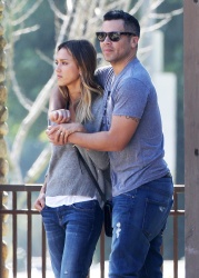 Jessica Alba - Jessica and her family spent a day in Coldwater Park in Los Angeles (2015.02.08.) (196xHQ) TOJhPSlw