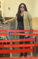 Shannen Doherty и Holly Marie Combs - arriving in Sydney, 26 марта 2014 (50xHQ) TdC3uLh4