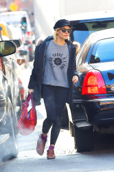 Sienna Miller - walking to a building in Midtown, New York, 15 января 2015 (39xHQ) U7YLwllg