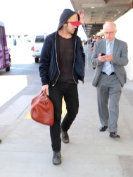 Ryan Gosling - Arriving at LAX Airport in LA - April 17, 2015 - 25xHQ UBoyCHDo