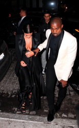 Kim Kardashian and Kanye West - In New York, 8 января 2015 (42xHQ) UYadSFHf