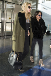 Kate Hudson - at JFK airport in NYC - February 19, 2015 (16xHQ) UZ6FJitK