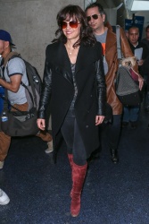 Carla Gugino - Arrives in LAX Airport - February 20, 2015 (12xHQ) V5NZlHVJ