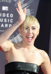Miley Cyrus - 2014 MTV Video Music Awards in Los Angeles, August 24, 2014 - 350xHQ VEVRgUcZ
