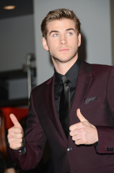 Liam Hemsworth - 2013 People's Choice Awards at the Nokia Theatre in Los Angeles, California - January 9, 2013 - 8xHQ VJFVTs3k