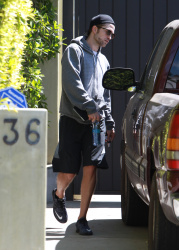 Robert Pattinson - Robert Pattinson - was spotted heading out after another session with his personal trainer - April 6, 2015 - 14xHQ VJs8wArn