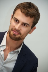 Theo James - Theo James - Insurgent press conference portraits by Vera Anderson (Beverly Hills, March 6, 2015) - 5xHQ Vlsloa0V