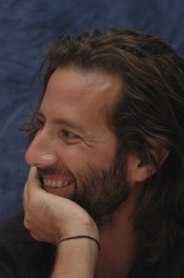 Henry Ian Cusick - Lost press conference portraits, october 22, 2006 - 10xHQ Vm3sGsbE
