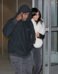 Kanye West - Kim Kardashian и Kanye West - Arriving at JFK airport in New York, 7 января 2015 (63xHQ) VuqljhU8