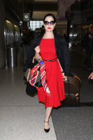 Дита фон Тиз (Dita von Teese) was spotted arriving at LAX Airport to catch a flight to London, 23.08.2012 (6xHQ) VyFIrD7n