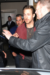 Ryan Gosling - Leaving his hotel in London - April 8, 2015 - 4xHQ WBDIiWtw