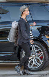 Kaley Cuoco - Out and about LA, 3 января 2015 (17xHQ) Wb747ctc