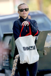 Reese Witherspoon - Out and about in Brentwood - February 5, 2015 (33xHQ) WkxcnWxb