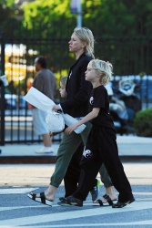 Naomi Watts - Taking her son to Karate class in LA - February 25, 2015 (20xHQ) YIBbf7Qm