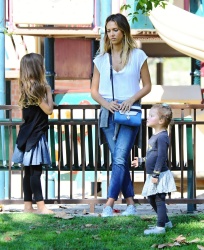 Jessica Alba - Jessica and her family spent a day in Coldwater Park in Los Angeles (2015.02.08.) (196xHQ) YScVq6jv