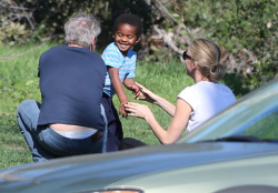 Sean Penn and Charlize Theron - enjoy a day the park in Studio City, California with Charlize's son Jackson on February 8, 2015 (28xHQ) YlhpSAjj