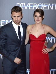 Theo James - Shailene Woodley, Theo James - на премьере фильма 'Divergent' at Callao Cinema, Мадрид, 3 апреля 2014 (302xHQ) YsitilvC