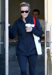 Reese Witherspoon - Out and about in Brentwood - February 5, 2015 (33xHQ) ZNgxaHqo