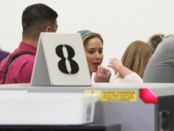 Jennifer Lawrence - arriving at LAX airport in Los Angeles, 5 января 2015 (13xHQ) Zh24CVLU